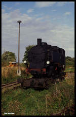 Ohne Lok Nummer und auch sonst ohne erkennbare Beschriftung stand am 3.10.1991 diese Dampflok des Rasenden Roland auf einem Rollwagen im schmalspurigen Teil des Bahnhof Putbus.