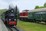 Der RASENDE ROLAND fährt mit der Lok 99 4632 an den Bahnsteig in Putbus und an einen Press DR Traditionszug vorbei.