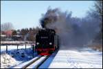 99 4011-5 wartet mit dem P 108 von Göhren nach Putbus am 14.02.2009 in Serams auf Abfahrt.