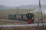 Der  Rasende Roland  vor dem Bahnbergang B 196 in Serams mit 99 4401 als Lok.