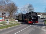 99 4633 beim Überqueren der B 196,am 16.April 2016,in Baabe.