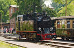 13. Juni 2011, Auf dem Bahnhof Göhren rangiert Lok 99 4011 an den Zug für die Rückfahrt nach Putbus.. 