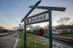 Ausfahrt des RASENDEN ROLAND’s mit der Lok 994011 in Putbus. - 11.01.2024
