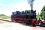 99 4801 fhrt mit ihrem Personenzug aus dem Bahnhof Putbus aus, 06.07.08