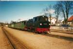 Der Kleinbahnhof Binz-Ost (heute Binz LB) vor dem Umbau im Mrz 1997 mit der 99 4802 und einem Personenzug nach Ghren.