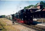 Das Lokpersonal auf der 99 (1)783 freut sich schon auf die Fahrt nach Lauterbach Mole.Noch hat das Lokpersonal nichts zutun und die Lok luft nur als Schlulok mit.Aber auf der Rcktour kann sich das