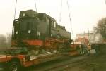Der Dritte Sachsenbulle: 99 1783 wird vom Schwerlasttransporter in Putbus gehoben und erstmalig auf Rgens Schienen gesetzt.