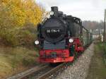 Nach dem Kreuzungshalt verlie 99 1784 mit ihrem Personenzug Ghren-Putbus am 14.November 2009 das Ostseebad Binz.