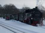 99 1784 verlt nach dem Kreuzungshalt mit dem Gegenzug am 06.Februar 2010 Binz LB in Richtung Putbus.