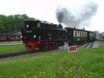 Eine alte Bekannte ist auch wieder zurck.99 4011 verlie mit P 109 Lauterbach Mole-Ghren den Bahnhof Putbus.