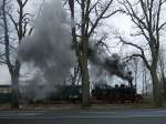 Im letzten Licht des Tages und bei nur 2 Grad lässt es 99 4802 bei Ausfahrt aus Sellin-Ost in Richtung Binz - Putbus ganz schön dampfen; 07.02.2014  