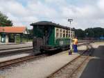 Handarbeit ist noch in Putbus beim Waschen eines Reisezugwagens,am 21.Juli 2014,angesagt.