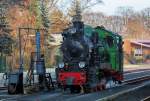 Mh 52 der Rügenschen Bäder Bahn fährt in Göhren an den Wasserkran. - 09.03.2016