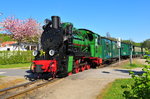 Die Dampflokomotive 52 Mh, gebaut 1914 bei Vulcan in Stettin, Spurweite 750mm, Leistung ca.250 PS, am 07.05.2016 bei der Ausfahrt aus dem Bahnhof Binz.