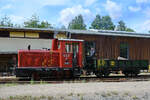 Die Diesellokomotive MV 8 Nr.3  Nahmer  rangiert einen Güterwagen.