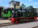 Am Bahnhof Hüinghausen warten die Dampflokomotiven  Spreewald  und  Laura  Ende Juli 2022 Seite an Seite auf den nächsten Einsatz.