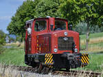 Die Diesellokomotive MV 8 Nr.3  Nahmer  von Orenstein & Koppel ist Solo auf der Strecke der Sauerländer Kleinbahn unterwegs. (Hüinghausen, Juli 2022)
