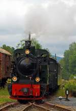 Die 1.000 mm C-Kuppler Dampflokomotive Nr. 60 “BIEBERLIES” der Sauerlnder Kleinbahn (Mrkische Museums-Eisenbahn e.V.), ex Nr. 60 der Kleinbahn Gieen – Bieber, am 18.08.2013 kurz vor der Einfahrt mit ihrem Personenzug in den Bahnhof Hinghausen.

Die Lok wurde 1923 bei Henschel & Sohn in Kassel unter der Fabriknummer 19979 gebaut.
