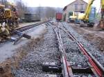 20.12.2006;
 Noch vor dem Jahreswechsel gelang dem Schwarzbachbahn e.V. der Einbau der 2. Weiche im Bahnhof Lohsdorf. (Blickrichtung Kohlmhle ) Im Hintergrund der alte Gterschuppen.