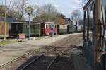 Am kommenden Ostersonntag beginnt die Fahrsaison auf der Selfkantbahn, darum reinigt dieser Mann die Fenster des Zuges, damit die kleinen und groen Fahrgste die Hasen im Feld besser sehen