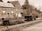 Rollbockwagen der Selfkantbahn. Mit solchen Wagen konnten Regelspurwagons auf der Schmalspurbahn befrdert werden. So entledigte man sich des lstiegen Umladen der Wagenladungen. An der Rollbockanlage wurden dann nur noch die Wagons auf das Regelspurgleis gezogen oder auf die Rollbockwagen gedrckt. Auf dem Hinteren Wagon ist das Laufwerk einer 1C1 Dampflok gelager. Foto 2.4.2010