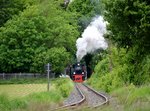 Volldampf voraus! Vor wenigen Minuten hat ein Museumszug Schierwaldenrath verlasse  und ist nun auf den Weg nach Stahe.