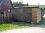 Bestimmt weit ber 100 Jahre alt, dieser Wagenkasten im Bahnhof Jahnsbach versteckt, 26.04.06