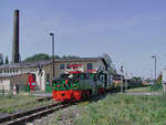 Am 5.9.2004 zog El-3 4-148 des Kohlebahnvereins Meuselwitz ihren Personenzug aus dem Bahnhof von Meuselwitz in Richtung Regis-Breitingen. Die Stromversorgung der Lok wird über einen Generator, welcher sich im Wagen hinter der Lok befindet, sichergestellt.