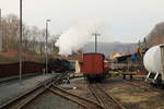 Am frühen Vormittag des 04.04.2016 fährt 99 1734 mit P5001 aus Dippoldiswalde in den Bahnhof Freital-Hainsberg ein.