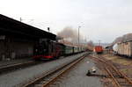 Am frühen Vormittag des 04.04.2016 fährt 99 1734 mit P5001 aus Dippoldiswalde in den Bahnhof Freital-Hainsberg ein.