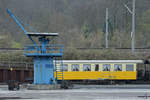 Ein Schmalspur-Personenwagen und ein Kohlekran der Weißeritztalbahn Anfang April 2018 in Freital-Hainsberg.