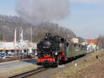 Neubau VII K Lok 99 1793-1 (Reichsbahn-EDV-Nr.) ex 99 793, Baujahr 1956, (ab 1.1.1992 DB-Nr. 099 756-9) mit der Weißeritztalbahn nach Kipsdorf bei Verlassen der Station Freital-Coßmannsdorf kurz vor Einfahrt in den Rabenauer Grund, 02.03.2022

