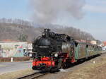 Neubau VII K Lok 99 1793-1 (Reichsbahn-EDV-Nr.) ex 99 793, Baujahr 1956, (ab 1.1.1992 DB-Nr. 099 756-9) mit der Weißeritztalbahn nach Kipsdorf bei Verlassen der Station Freital-Coßmannsdorf kurz vor Einfahrt in den Rabenauer Grund, 02.03.2022
