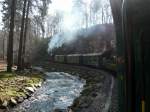 Die Weieritztalbahn(99 1746-9)fhrt durch den Rabenauer Grund.