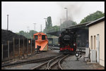 991771 fährt hier am 25.5.2016 nach der Ankunft aus Dippoldiswalde im schmalspurigen Bahnhofsbereich von Freital Hainsberg zur Bekohlungsanlage.