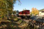 L45H-084 (rumänische Diesellok), 23.10.2016, Bahnhof Schmiedeberg - der Wiederaufbau der Weißeritztalbahn schreitet kräftig voran; hier ist der Bau(Schotter)zug im Bahnhof Schmiedeberg