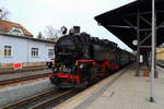 Nachdem 99 1734 mit ihrem Zug P5002 am Vormittag des 04.04.2016 im Bahnhof Dippoldiswalde eingetroffen ist, wurde sie auch schon abgekuppelt und zieht jetzt vor zum Wasserkran.