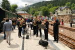 Für zünftige musikalische Begleitung bei der Eröffnungsveranstaltung zur Wiederinbetriebnahme des Weißeritztalbahnabschnitts Dippoldiswalde - Kurort Kipsdorf sorgten am 17.06.2017, im Kipsdorfer Bahnhof,  Charlie`s-Mannen . Links ist der gerade eingefahrene Eröffnungszug zu sehen.