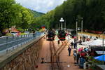 Kleine Licht/Schatten-Spielerei (Bild 1). Während der Eröffnungsveranstaltung zur Wiederinbetriebnahme des oberen Abschnittes der Weißeritztalbahn, zeigte sich Wettergott Petrus sehr launisch. Auf dicht bewölkten Himmel mit Sturmböen am Vormittag, folgte, wie hier im Bahnhof Kurort Kipsdorf, ein rascher Wechsel aus dunklen Wolken und kurzen sonnigen Abschnitten, worauf am Nachmittag der schönste Sonnenschein herrschte. Auf zu sehendem Bild huscht gerade ein kurzer Sonnenstrahl über den Bahnhof, während der Vordergrund noch im Wolkenschatten liegt. Kurz darauf liegt dann der Hintergrund im Schatten (siehe nächstes Bild). Die Aufnahme entstand am 17. 06. 2017.