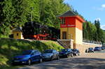 Langsam tauchen am frühen Abend des 17.06.2017 99 1793 und 99 1734 hinter dem Kipsdorfer Stellwerk auf. Sie sind gerade auf Umsetzfahrt, um an P 6007 nach Freital-Hainsberg anzukuppeln.