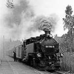 12.10.1982  Planmäßiger Betrieb bei der Schmalspurbahn Freital Hainsberg - Kurort Kipsdorf. In Freital-Coßmannsdorf gibt's das Abfahrsignal.  