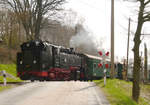 14. April 2012. Die Weißeritztalbahn im Rabenauer Grund. Der planmäßige Zug von Dippoldiswalde nach Freital-Hainsberg, bespannt mit Lok 99 771, fährt in den Haltepunkt Seifersdorf ein.