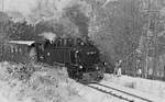 Am 17. Januar 1982 begegnete uns auf einer Wanderung durch den Rabenauer Grund bei Dresden dieser planmäßige Schmalspurzug mit Lok 99 1784. 