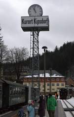 Immer wieder sehr markant, die Bahnhofsuhr von Kipsdorf.