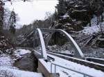 Fast sechseinhalb Jahre nach den Zerstrungen durch das Jahrhunderthochwasser wird ab 13./14. Dezember 2008 die Weisseritztalbahn wieder auf dem Streckenteil Freital-Hainsberg - Dippoldiswalde verkehren. Oberhalb der Rabenauer Mhle wurde diese moderne Stabbogenbrcke eingefgt. 23.11.2008
