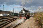 11.11.2010 - Weieritztalbahn, Bahnhof Freital-Hainsberg, 99 1746 in der sptherbstlichen Mittagssonne (vom Bahnsteigende fotographiert)