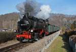 An einem kalten Februartag des Jahres 2012 erreicht 99 1771-7 mit ihrem Personenzug Freital-Comannsdorf.