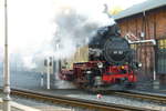 17.10.2011, Zittauer Schmalspurbahn, Bahnhof Bertsdorf: Zug 202 nach Kurort Oybin steht zur Abfahrt bereit.