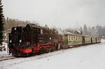 30. Dezember 2002, im Bahnhof Kurort Oybin steht Lok 99 731 mit ihrem Zug zur Abfahrt nach Zittau bereit.
