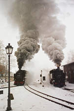 Am 30. Dezember 2002 12:39 Uhr konnte ich der Unmasse von Fotos von der Doppelausfahrt aus dem Bahnhof Bertsdorf ein weiteres hinzufügen. Die Züge nach Oybin und Jonsdorf sind mit den Lokomotiven 99 731 und 99 735 bespannt.
